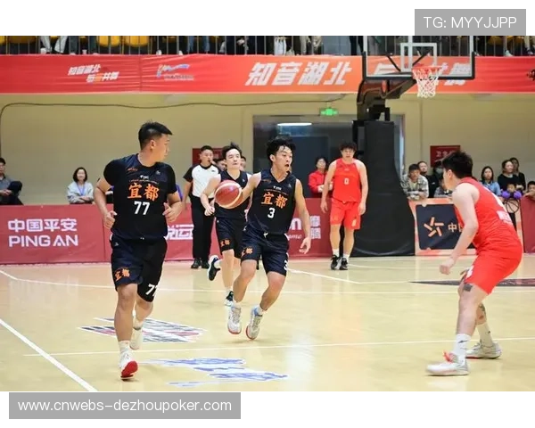 湖北百强县篮球联赛潜江逆转取胜，更衣室庆祝氛围热烈