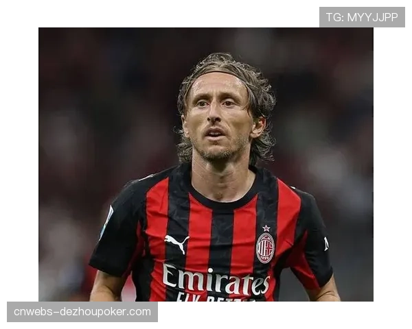 特写：老将莫德里奇完成西甲第400次出场，赛后获赠纪念球衣